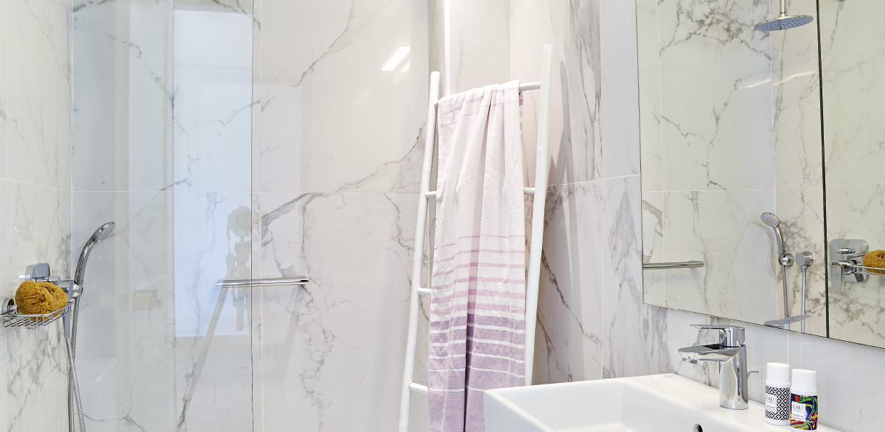 03-two-bedroom-apartment-bathroom-details